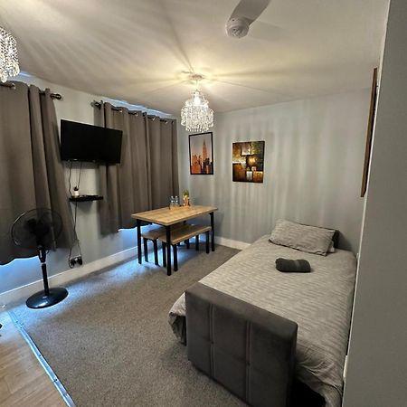 Cosy 2 Bedrooms Apartment Лондон Екстериор снимка