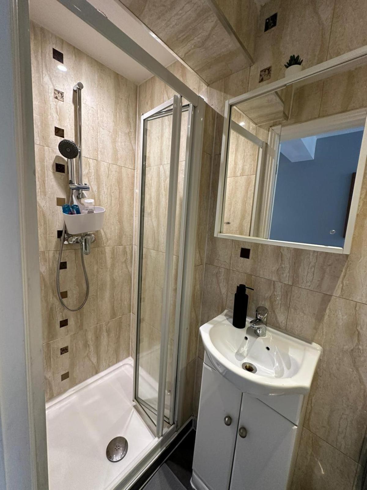 Cosy 2 Bedrooms Apartment Лондон Екстериор снимка