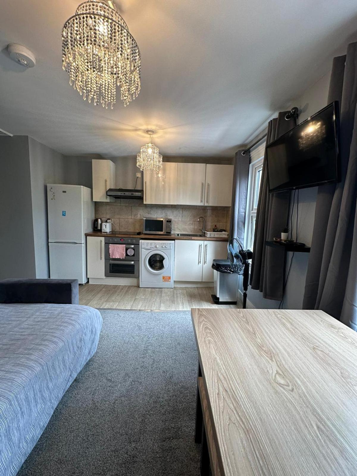 Cosy 2 Bedrooms Apartment Лондон Екстериор снимка